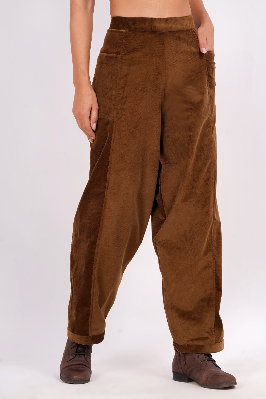 Relaxed Fit High-Waisted Velvet Corduroy Pants in Walnut Brown